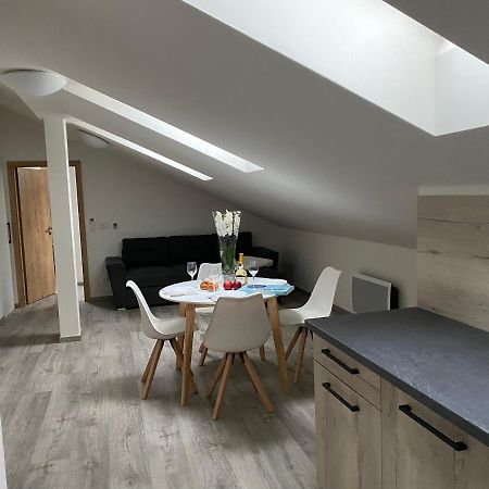 Klicperovo 2Kk Apartment ฮราเดตสคราโลเว ภายนอก รูปภาพ