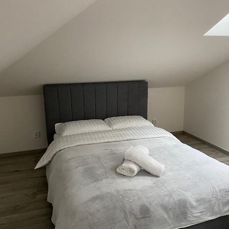 Klicperovo 2Kk Apartment ฮราเดตสคราโลเว ภายนอก รูปภาพ